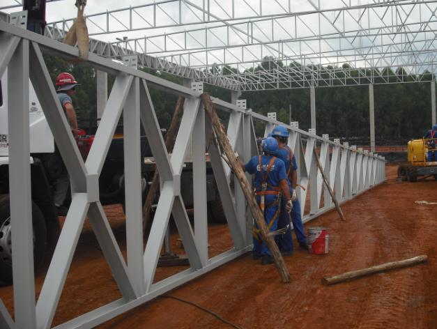 57 Figura 25 Montagem das peças metálicas no solo As vigas de transição laterais tem vãos máximos de içamento de 14000 milímetros.