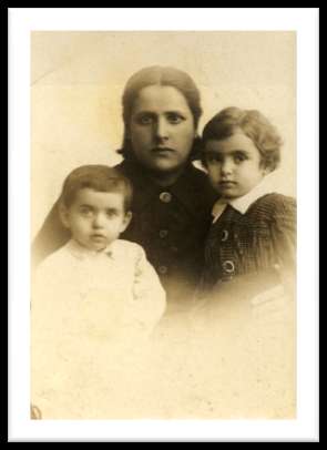 Léa e Esther Milgram Potok Wielki,? Treblinka, 1942 O pai das meninas, Eliezer (Luís) Milgram (em íidische significa romã, a fruta), nasceu em Lipsko em 19 de Figura 1. Família Milgram, Lipsko, 1939.