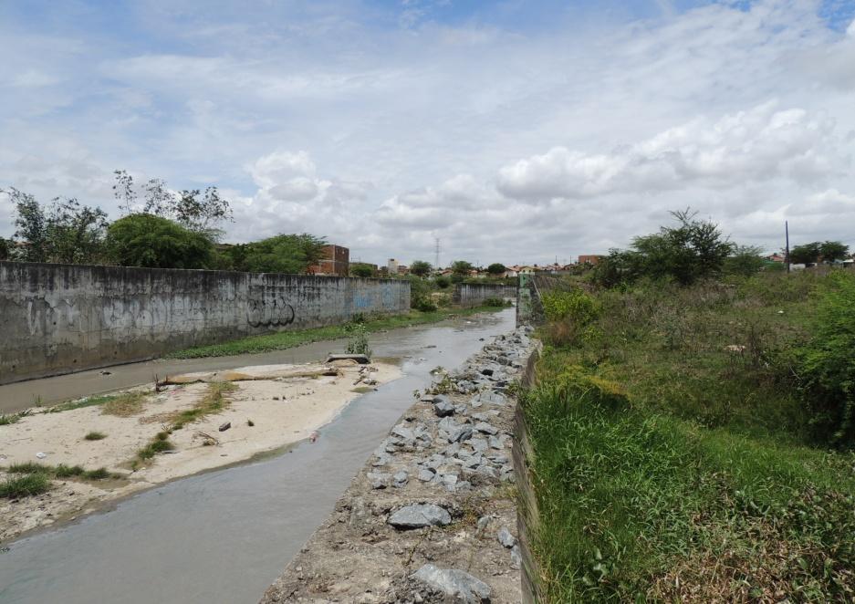 33 Também sob influência direta da bacia do Bodocongó está a comunidade da Ponte do Cruzeiro, que vivencia a problemática das inundações em toda a sua plenitude de riscos e perdas, agravada a cada