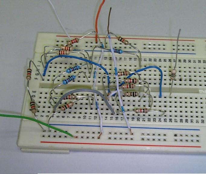 Figura 11 - Verificação dos cálculos em Circuit Maker A tabela seguinte mostra os valores práticos lidos das tensões