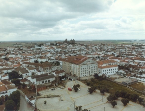 Fig. 12 - (Évora. Vista poente da cidade. Iluminura do segundo foral da cidade datado de 1505). Fig.