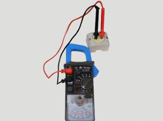 15.3. Medição de corrente elétrica (AMPERE) 15.4. Medição de tensão (VOLTS) 1 - Verificar se o equipamento a ser medido trabalha com tensão contínua ou alternada.