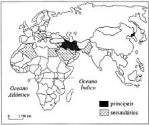 A) I algodão; II feijão. B) I laranja; II arroz. C) I cana-de-açúcar; II milho. D) I soja; II mandioca. E) I café; II uva. 101) (UNIFESP-2004) Analise o mapa.