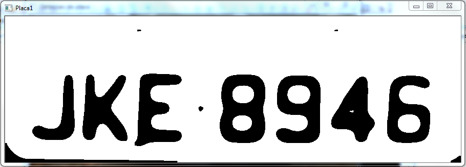 81 Figura 4.- Placa em preto e branco após o threshold. Fonte: Autor. A figura 4.