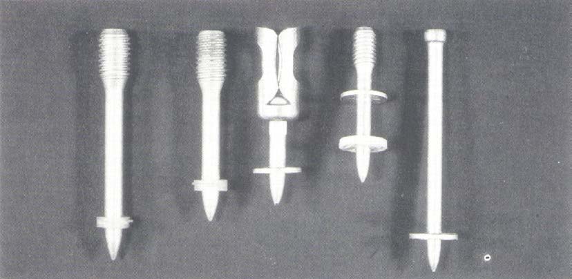 Revisão bibliográfica 33 Parafuso Chumbador Aglomerante Resina (a) (b) Figura 2.12 - Chumbador de injeção de aglomerante a base de cimento e resina. Figura 2.13 - Chumbadores acionados por pólvora.