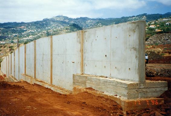 Montagem de um muro em consola pré-fabricado Muros em geral não ancorados Processo construtivo 1) Escavação 2) Execução da sapata de fundação 3) Execução da parede, com as 2 faces cofradas.