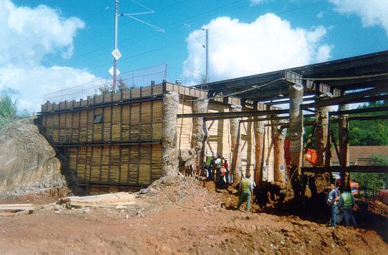 69/248 Contenções Berlim - aspectos construtivos (i) Resistência: estados limites últimos Parede em barrotes de madeira: esp.