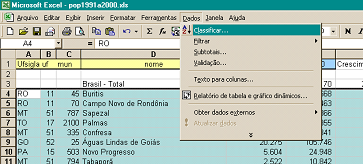 Quando o usuário selecionou os dados que ele ia classificar ele pode ter selecionado a primeira linha da tabela com os títulos das colunas. Nesse caso, clique na opção linha de cabeçalho.