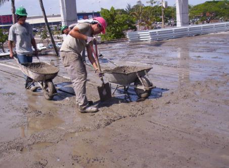 Uma vez concretada, a junta entre as placas constitui uma chave de cisalhamento que solidariza o conjunto das placas (figura 72 e 73), salienta Tatu prémoldados