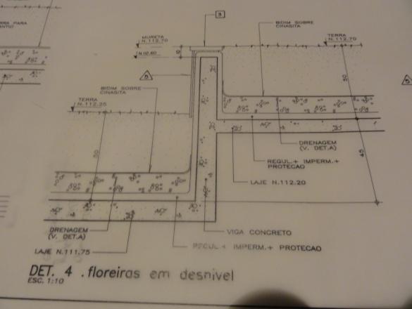 134 Figura 28 - Detalhes construtivos da impermeabilização das floreiras com as camadas de impermeabilização e interferências como os balizadores.