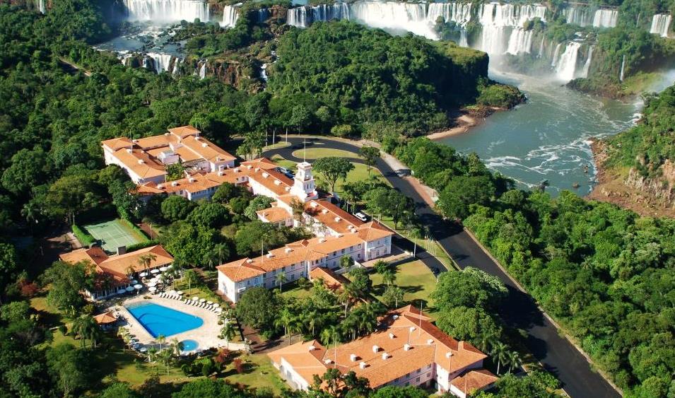 44 5.1 INFRAESTRUTURA: O ANTES E DEPOIS DO HOTEL DAS CATARATAS As adequações na infraestrutura contemplaram todos os níveis do empreendimento, desde as obras civis, as instalações e equipamentos.