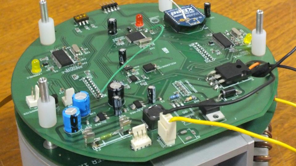 Fig. 3. Mother Board e BRD Motores conectadas no robô Fig. 2. (a) (b) (a) Modelo 3D do robô UaiSoccer (b) Robô real III.