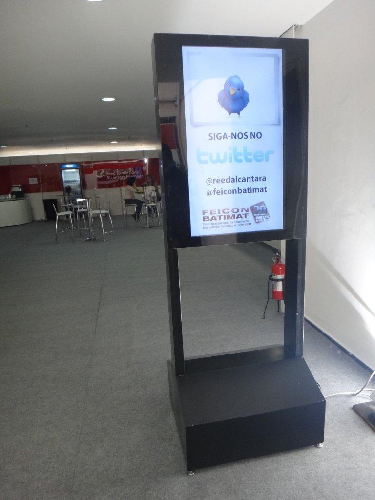 10 Totem Digital Comunicação estratégica na feira; Alto número de visitantes impactados; Gera maior visitação em seu estande.