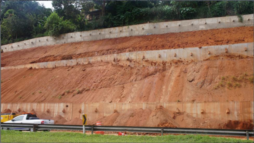 Figura 3-5 - Cortinas Ancoradas, na Rodovia em Estudo (Autor).