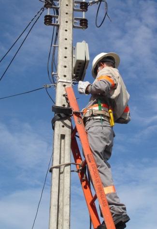 Para uma linha de vida vertical, a carga mínima de ruptura de cada ancoragem no ponto central deve ser igual ou superior a 22kN para cada sistema.