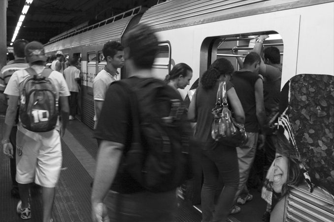 Victor Ataíde (2011) Victor Ataíde (2011) Essas fotografias foram produzidas no dia 01 de abril de 2011, na estação Central e na estação 1 de Maio do metrô de Belo Horizonte.