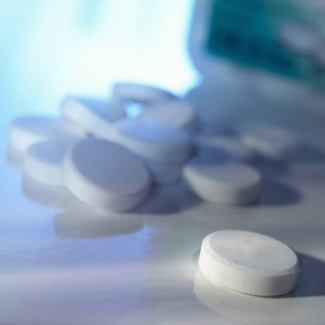 RIVAROXABAN O rivaroxaban chegou ao mercado internacional em meados de 2008 como o primeiro anticoagulante oral da classe dos inibidores do fator de coagulação Xa.