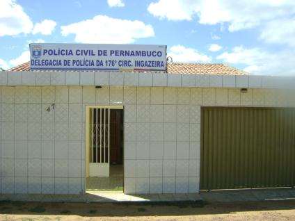 DELEGACIA DE INGAZEIRA DELEGACIA DE POLÍCIA DE INGAZEIRA EFETIVO DELEGADO = 00 NÃO TEM AGENTE DE POLÍCIA = 04 ESCRIVÃO DE POLÍCIA = 01 TOTAL EFETIVO = 05 POLICIAIS EQUIPAMENTO COLETE = 00 NÃO TEM