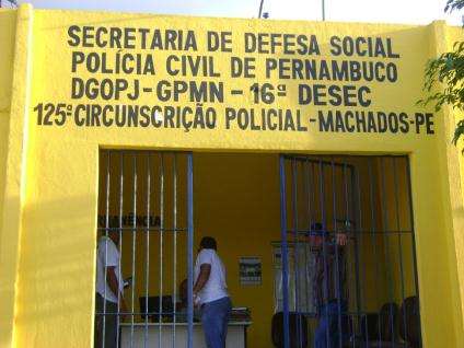 DELEGACIA DE MACHADOS DELEGACIAS DE POLÍCIA DE MACHADOS EFETIVO DELEGADO 01 AGENTE DE POLÍCIA 04 ESCRIVÃO DE POLÍCIA 01 TOTAL EFETIVO - 06 POLICIAIS EQUIPAMENTO COLETE 02 VENCIDOS VIATURA 01