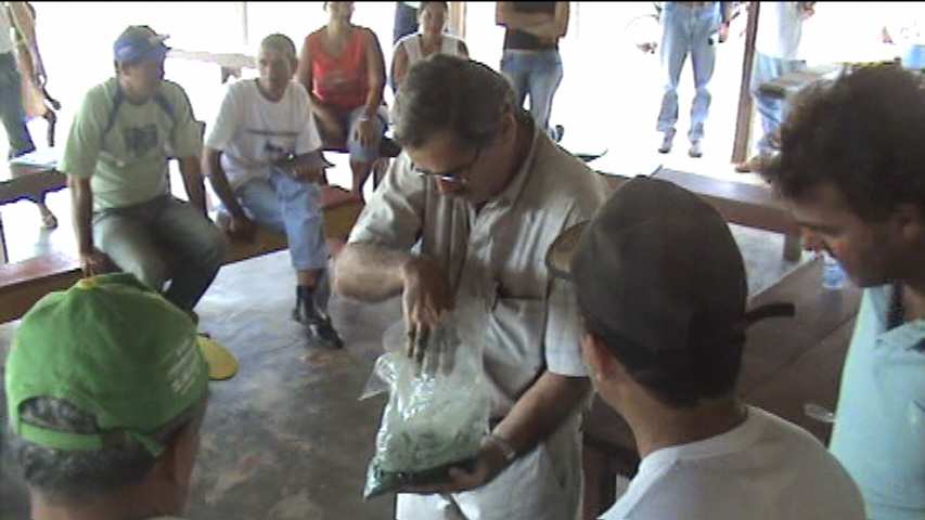 8. IMAGENS DA OFICINA Participantes treinam a lavagem de equipamentos para a aplicação de fungo com vista ao controle biológico da cigarrinha das