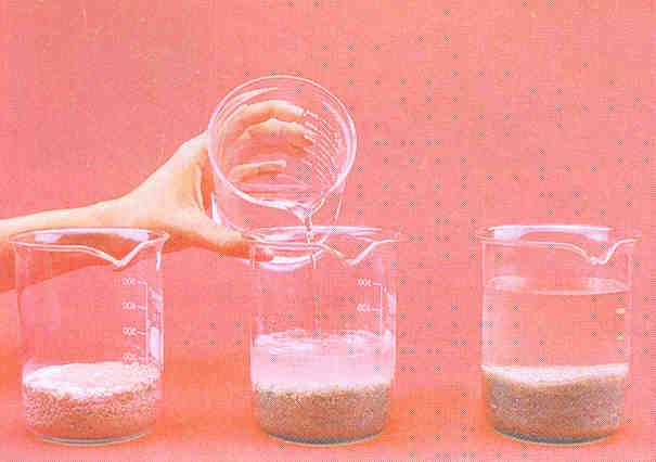 Mistura heterogênea (sól.-sól.) Dissolução fracionada: Baseia-se na diferença de solubilidade dos sólidos em um determinado líquido.