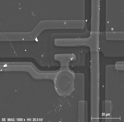 5 6 8 7 Figura 4.29- Micrografia obtida com eletrões secundários no MEV da estrutura TFT do vidro LCD: 5-Pixel de ITO; 6-Gate Busline; 7-TFT; 8- Source Busline 5 6 7 8 Figura 4.