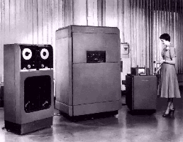 1951 UNIVAC: Os desenvolvedores do Mark I, Mauchly e Eckert, lançam o primeiro computador comercial. O UNIVAC (Universal Automatic Computer) era eletrônico e armazenava dados em fitas magnéticas.