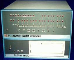 1975 Altair: O americano Edward Roberts lança o primeiro computador popular, o Altair. O kit para montagem do Altair custa cerca de 500 dólares e utiliza o processador 80080 da Intel.