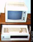 Apple II 1980 IBM PC: A IBM lança a sua versão de computador pessoal. O PC (personal computer) da IBM estabelece o padrão para os atuais computadores pessoais.