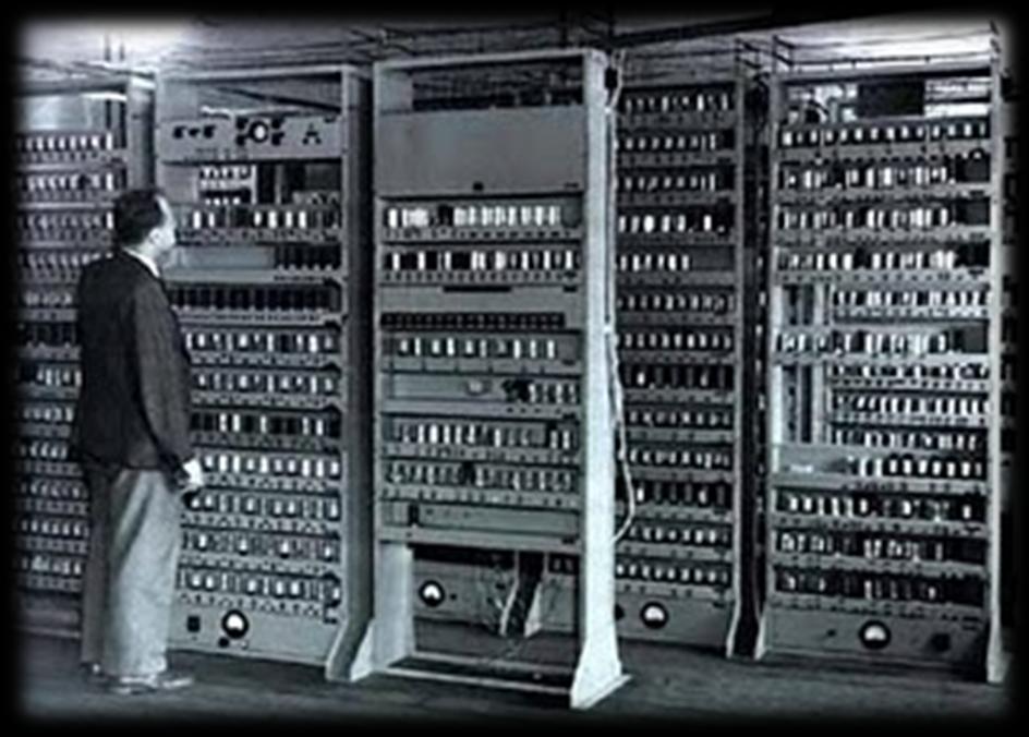 Em 1949 surge o EDSAC (Eletronic Delay Storage Automatic Calculator) o primeiro a usar fita magnética e um dos primeiros fabricados no Reino Unido.