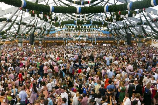 1 OKTOBERFEST 2015 PACOTE 9 ATÉ 12 OUTUBRO A Oktoberfest teve sua primeira edição em 1984 e logo demonstrou que seria um evento para entrar na história, é uma festa que envolve toda a cidade, mas que