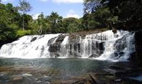 Praia de Engenhoca com Cachoeira Tijuípe A Engenhoca é uma praia magnifica, quase deserta, cercada por um paredão de Mata Atlântica com um visual paradisíaco que você não pode deixar de conhecer.