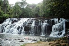 Praia de Pé de Serra (Serra Grande) e Cachoeira de Tijuípe O passeio começa na praia Pé de Serra, caracterizada por sua areia fina e águas calmas, com grande extensão é ótima para caminhadas e