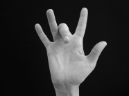 K dedos anelar e mínimo fechados, indicador distendido e médio parcialmente aberto D dedo indicador distendido e os demais parcialmente abertos R dedos indicador e médio cruzados e os demais fechados
