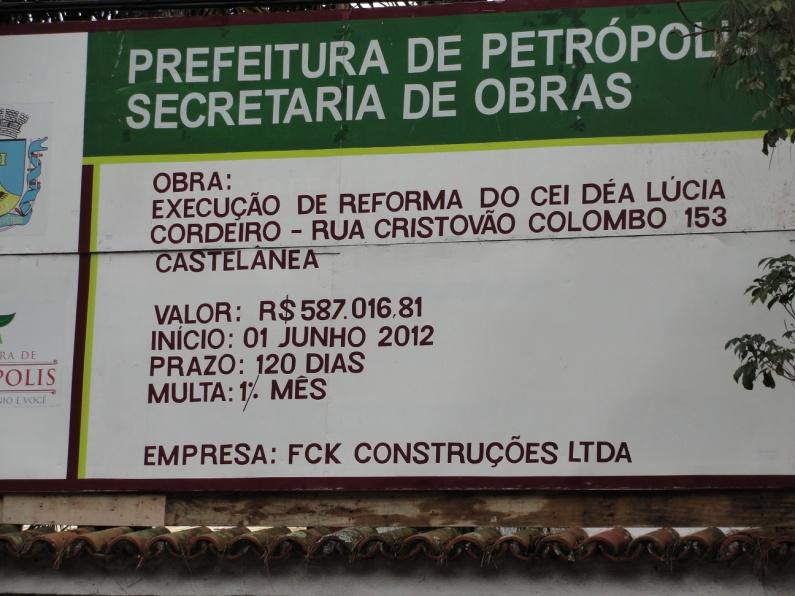 A placa informativa deve possuir: a) Órgão público licitante; b) Tipo do serviço realizado; c) Data de início da obra; d) Prazo da obra; e) Nome da empresa contratada; f) O