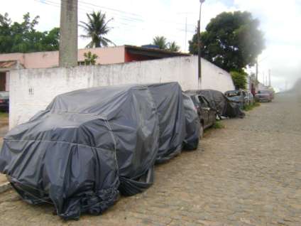 DELEGACIA DE PAUDALHO CARROS APREENDIDOS EXPOSTOS NA ÁREA EXTERNA