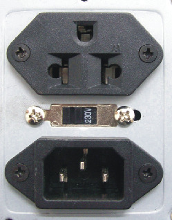 Conexões traseiras 12 13 9 9- Saída AC 10- Chave seletora de voltagem (110V / 220V) 11- Entrada AC 12- Conector para o Teclado PS2 13- Conector para o Mouse PS2 14- Porta serial COM1 15- Porta