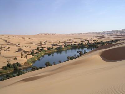 Interações Naturais e Culturais Oásis : lugar nos desertos de areia que contém água suficiente para sustentar a presença de vida humana, vegetal e animal.