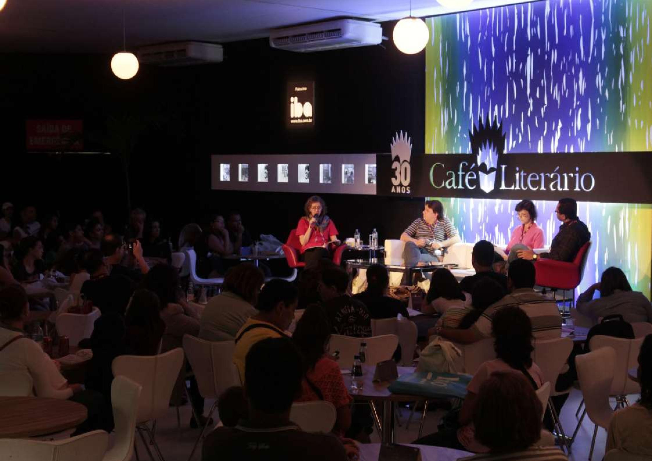 PROGRAMAÇÃOCULTURAL Sala de visitas da Bienal do Livro, o Café Literário é o polo gerador de ideias durante o evento por conta da qualidade de seus debates.