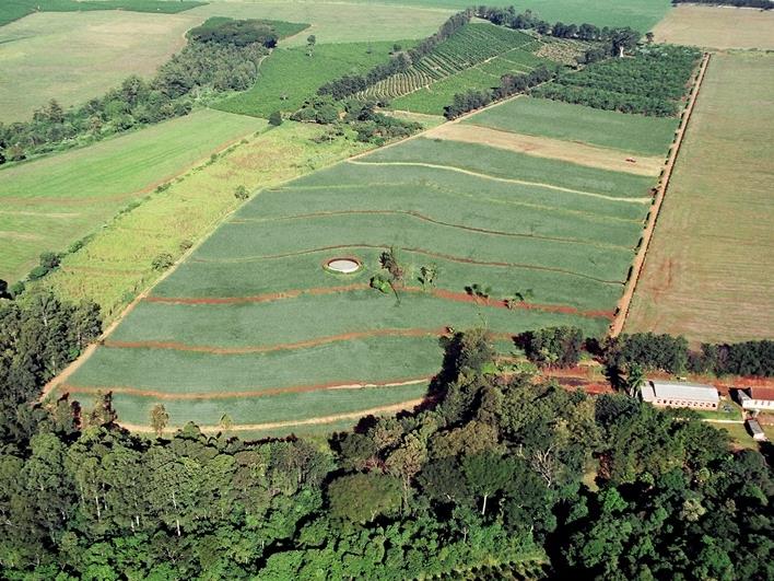 em São Paulo, projeto inovador de reaproveitamento do efluente tratado para fertirrigação de feno, plantado no Sítio Ouro Verde, destinado a complementação de