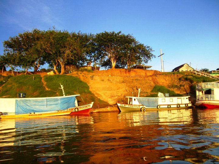 Existem comunidades com boa infraestrutura (água tratada, esgoto nas casas e energia elétrica). Porém, parte significativa das localidades ainda não conta com os serviços básicos.