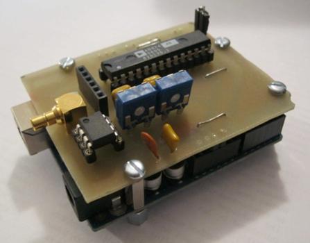 Figura 4.6: Interface entre o temporizador 555 e o Arduino [31]. O esquema eléctrico e o layout do sistema de aquisição encontram-se nos anexos 7.4 e 7.8. Na Figura 4.