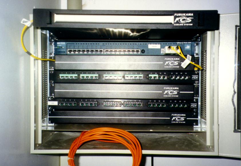 Armários de Telecomunicações São espaços para acomodação de equipamentos, terminações e manobras de cabos, sendo o ponto de conexão entre o backbone e o