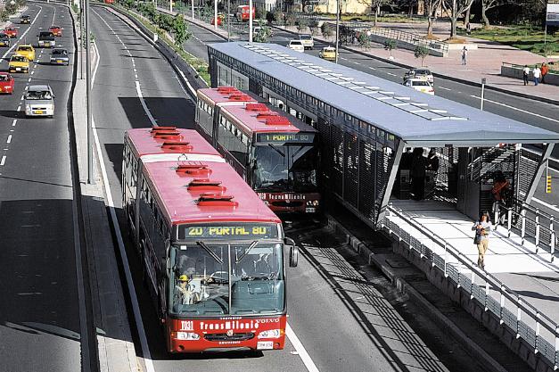 Transporte coletivo de qualidade melhora a segurança viária Bogotá 1998: veloc operacional: 13 km/h capacidade: 30.