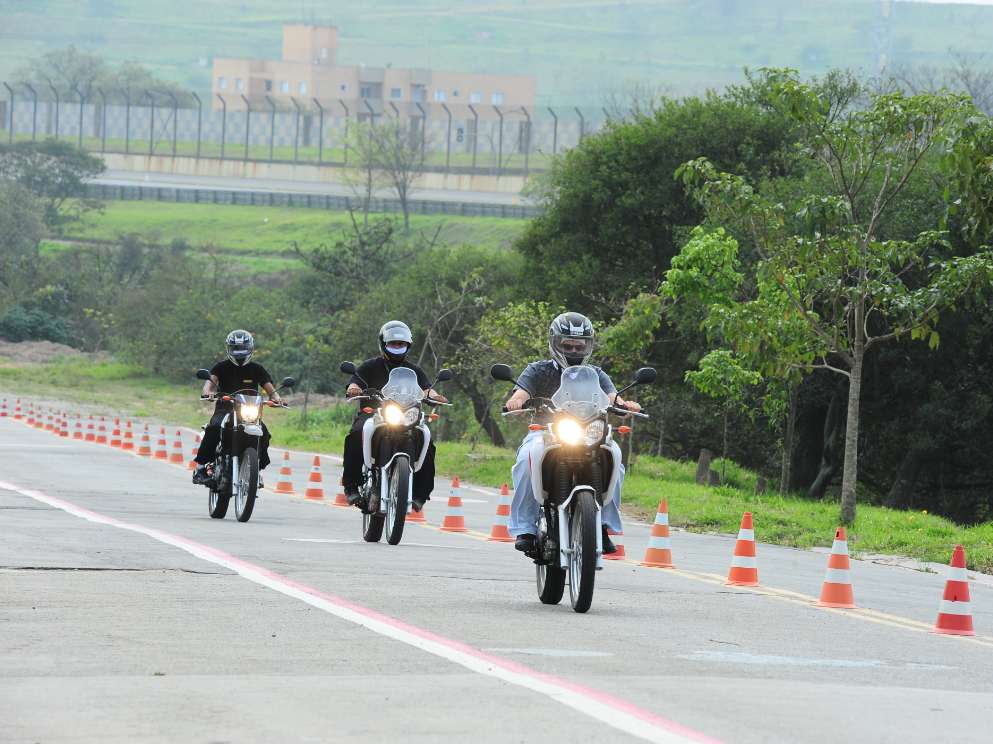 Experience INCRÍVEIS MÁQUINAS NA PISTA DO AUTÓDROMO Possibilidade de test-drive em motocicletas de alta cilindrada na