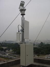 Antenas Antenas Uma única antena pode ser usada para transmissão e recepção. Antena irradia potência em todas as direções. Mas não apresenta o mesmo desempenho em todas as direções.