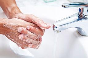 Higienização das mãos A prática da higienização das mãos é a medida mais