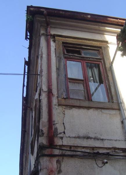 Fissuração vertical junto ao cunhal Descrição A baixa resistência ao corte. A fissuração vertical desenvolvida é superior no topo e vai diminuindo até se anular.