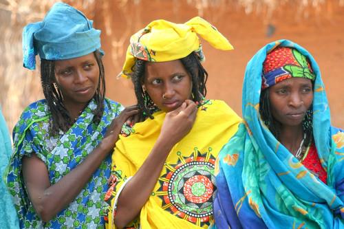 VESTIMENTAS O traje das baianas são: saias rodadas, batas de renda, turbantes e pulseiras, que tiveram como influência dos povos do oeste da África.