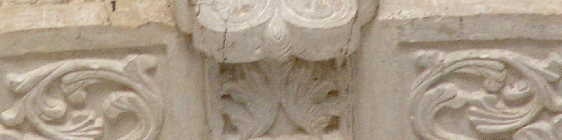 Figura 02 Detalhe do púlpito e do arco-cruzeiro Fonte: Gabriela Caldas Gouveia de Melo Nos dois altares laterais